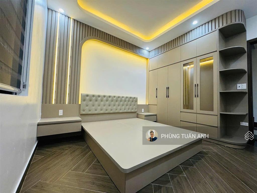 Xuất hiện một căn villa đường lạch tray xây mới, lô góc ô tô đỗ cửa