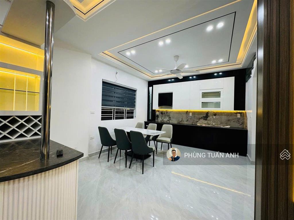 Xuất hiện một căn villa đường lạch tray xây mới, lô góc ô tô đỗ cửa