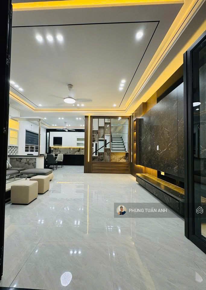 Xuất hiện một căn villa đường lạch tray xây mới, lô góc ô tô đỗ cửa