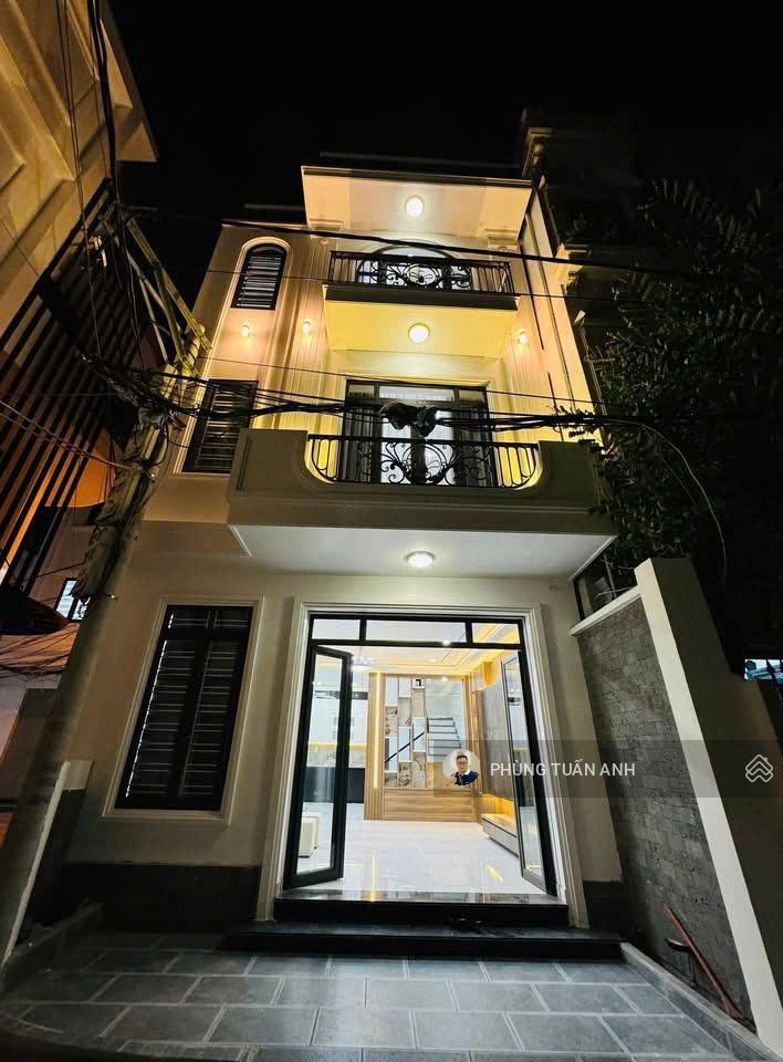 Xuất hiện một căn villa đường lạch tray xây mới, lô góc ô tô đỗ cửa