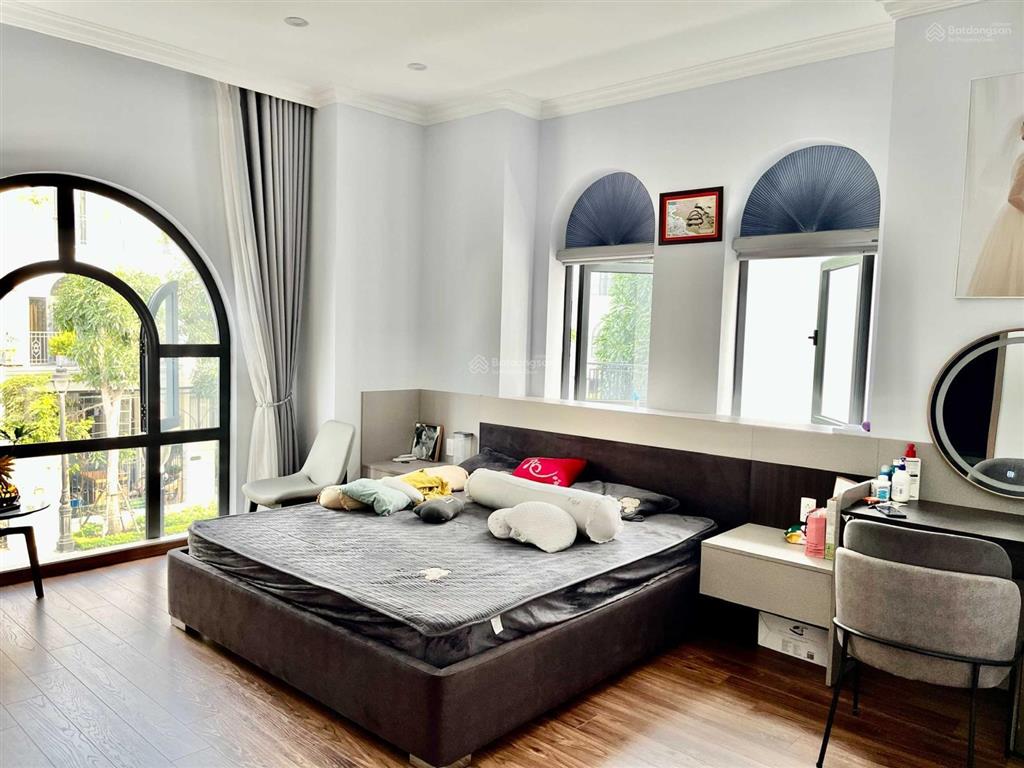 Song lập ngọc trai 180m, thang máy, view hồ, siêu đẹp giá 19,5 tỷ