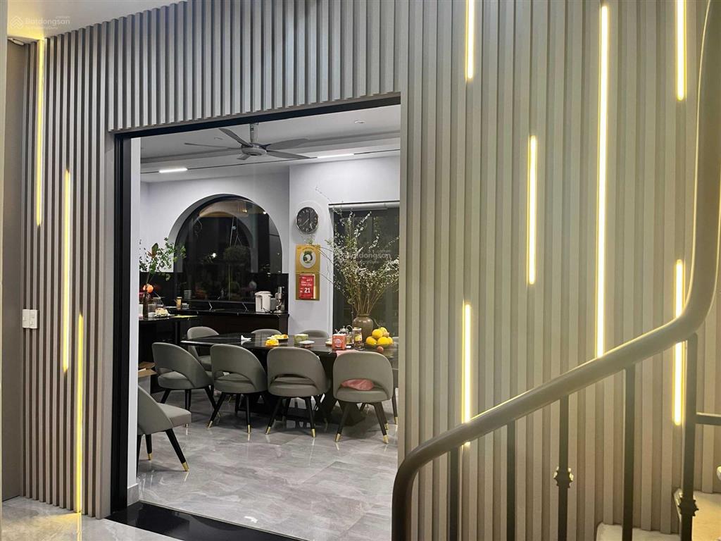 Song lập ngọc trai 180m, thang máy, view hồ, siêu đẹp giá 19,5 tỷ