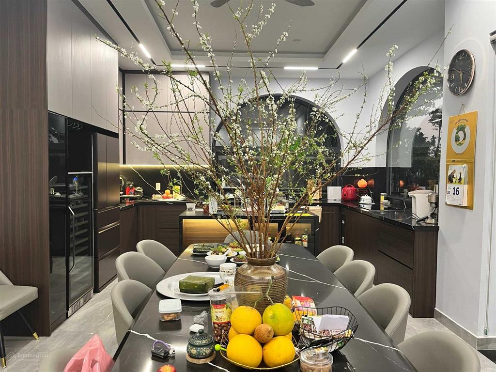 Song lập ngọc trai 180m, thang máy, view hồ, siêu đẹp giá 19,5 tỷ