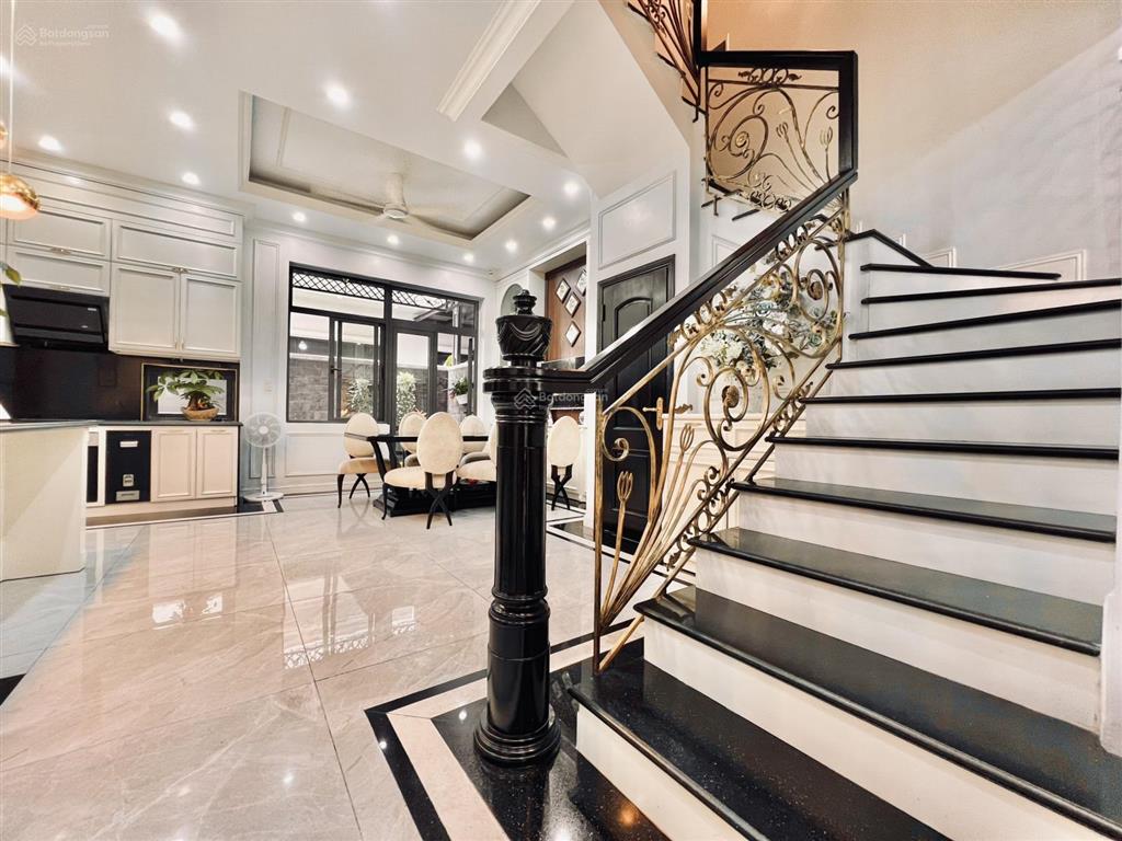 Shop 150m2, hai mặt tiền trước sau, view công viên, hồ bơi, giá cực sốc chỉ 12,8 tỷ