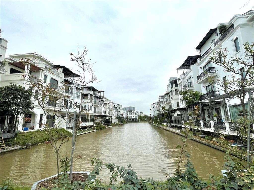Song lập ngón tay 226m2, view hồ, hoàn thiện đẹp, thang máy, chỉ 25 tỷ