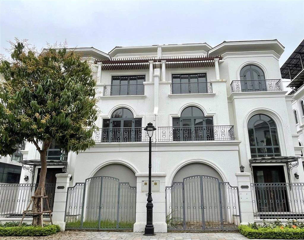 Song lập ngón tay 226m2, view hồ, hoàn thiện đẹp, thang máy, chỉ 25 tỷ
