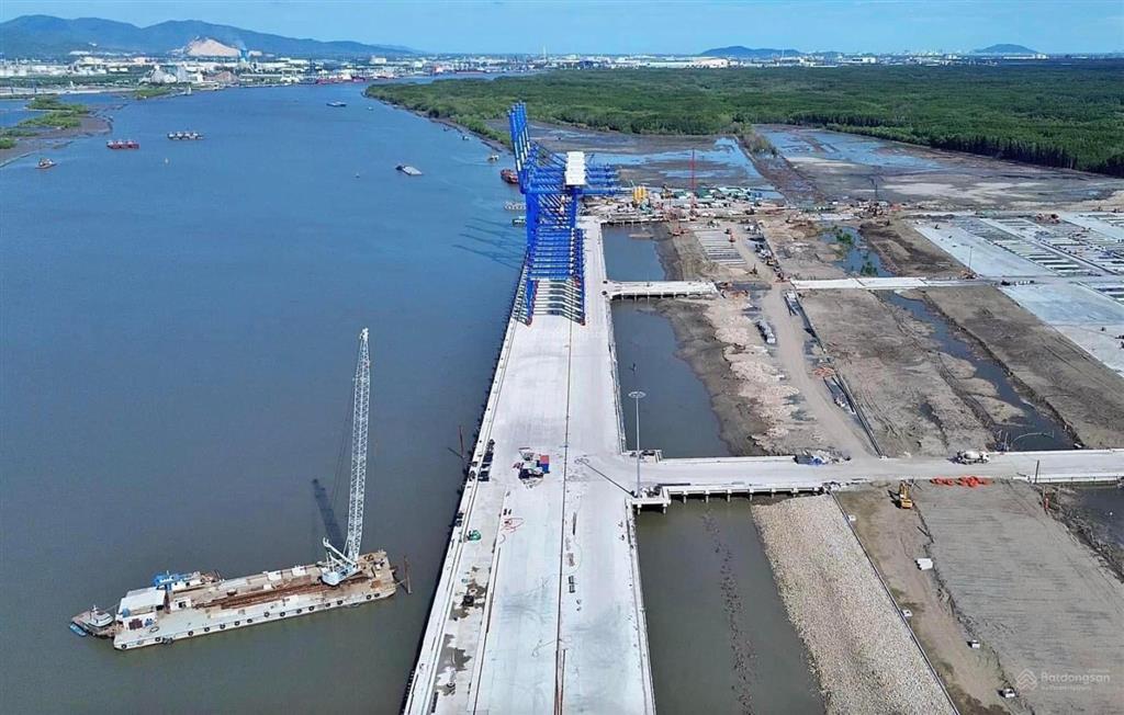 Bán đất mặt đường nguyễn văn cừ diện tích 5700m2 mặt tiền 158m, đường rộng 60m