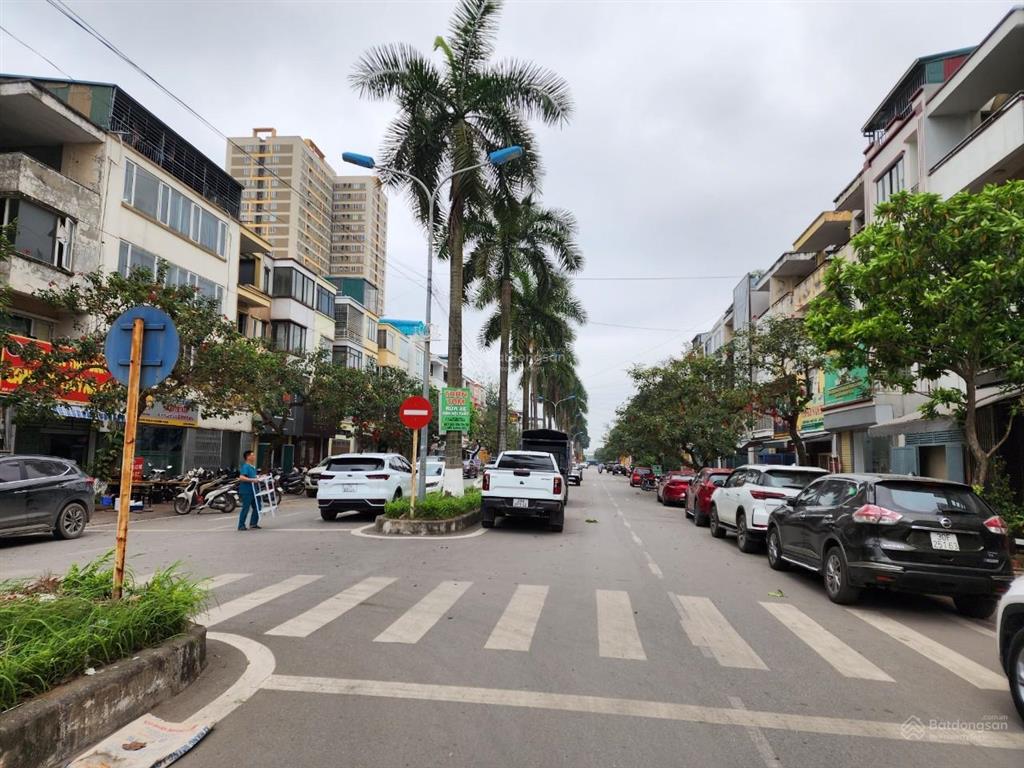 Cần bán gấp ngôi nhà cấp 4 sổ đỏ mặt đường quốc lộ 32 120m2