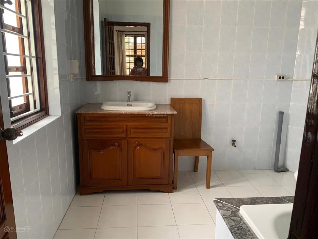 Cho nhà 4 tầng sân vườn diện tích 250m2 mặt tiền 10m khu phố đường tây hồ hà nội  0981 222 ***