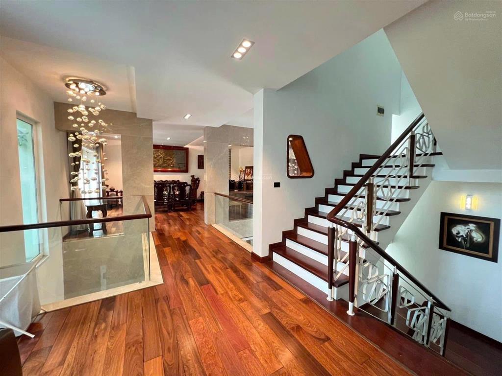 Bán biệt thự vườn đào tây hồ hà nội diện tích 368m² 4 tầng mặt tiền 21m