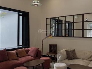 Cho thuê nhà mặt phố chân cầm, dt 400m2, mt 12m, xây 2 tầng, sân vườn đẹp