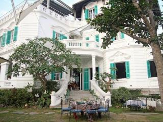 Bán biệt thự kiến trúc pháp, view sông hồng, tay chạm nước, làm bến du thuyền