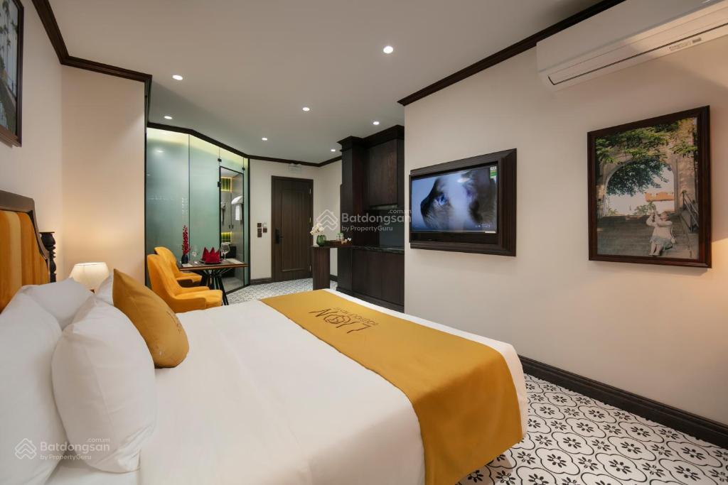 Bán nhà sổ đỏ chính chủ mặt phố hàng gà diện tích 52m2 x 3 tầng , mặt tiền 4,5m