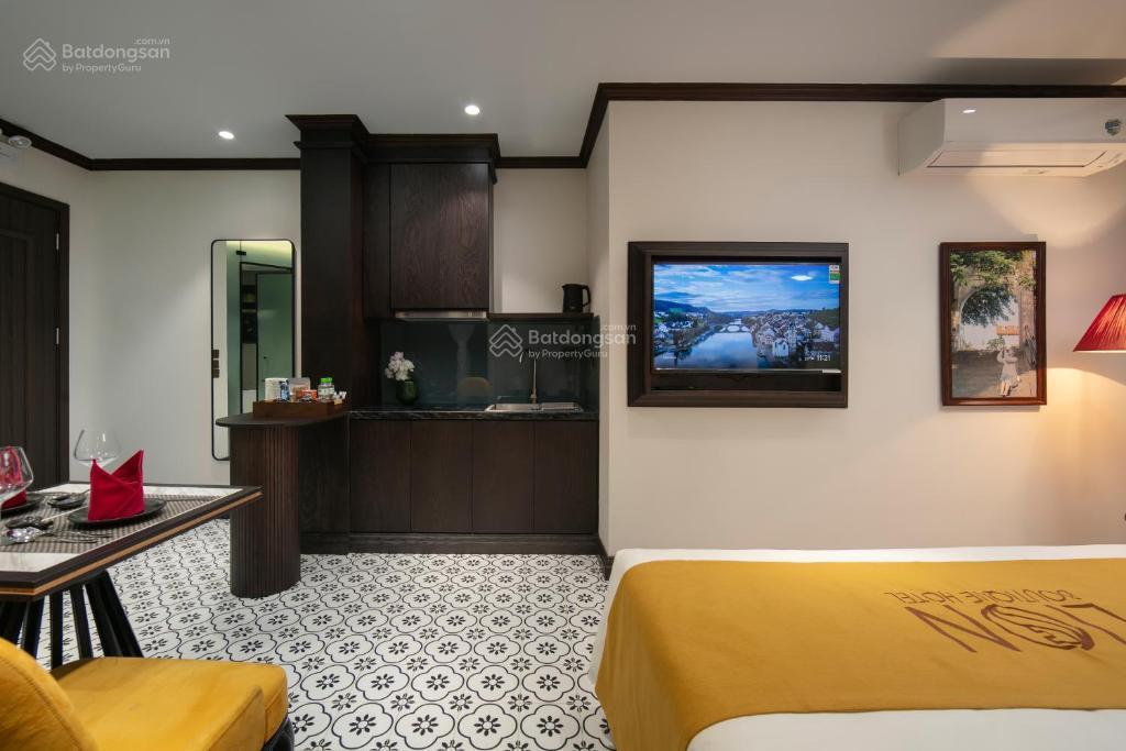 Bán nhà sổ đỏ chính chủ mặt phố hàng gà diện tích 52m2 x 3 tầng , mặt tiền 4,5m