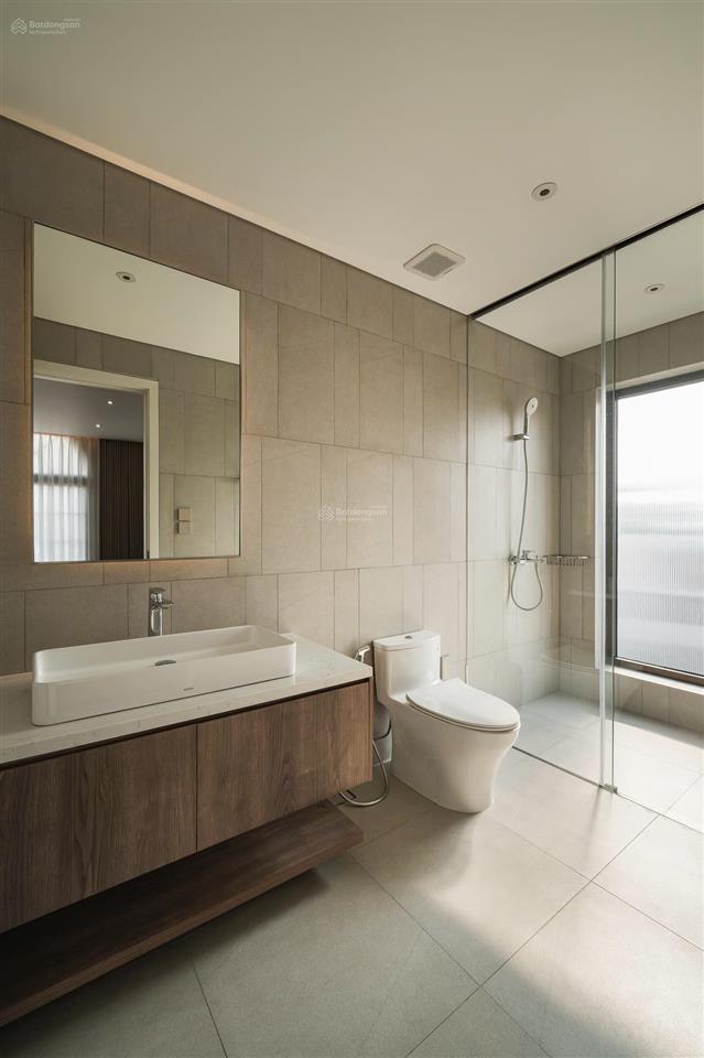 Bán khách sạn 4 sao mặt phố liễu giai, dt 220m2 x 1 hầm 13 nổi 1 tum, ô góc 2 mt, mt 16m, 52p