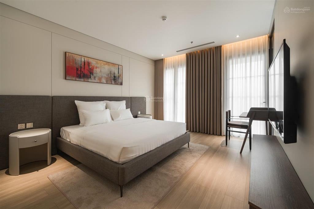 Bán khách sạn 4 sao mặt phố liễu giai, dt 220m2 x 1 hầm 13 nổi 1 tum, ô góc 2 mt, mt 16m, 52p