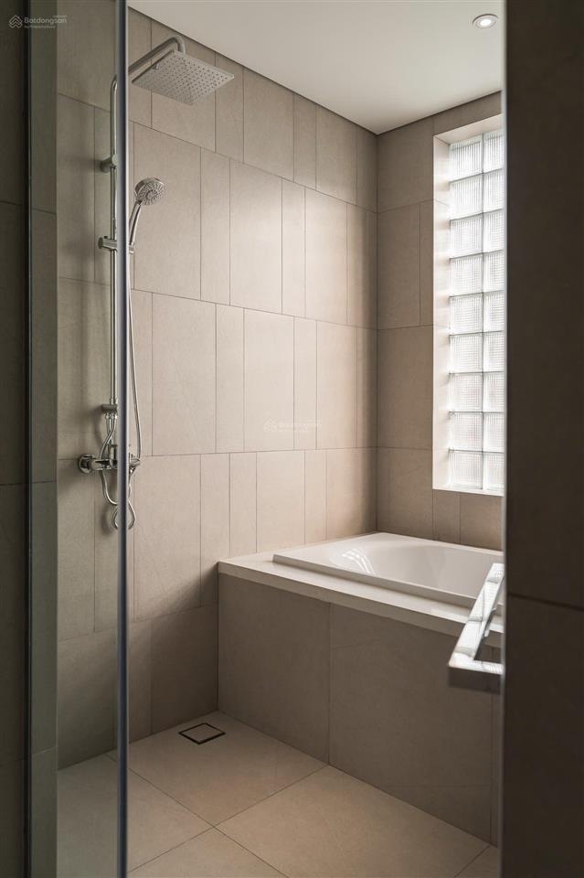 Bán khách sạn 4 sao mặt phố liễu giai, dt 220m2 x 1 hầm 13 nổi 1 tum, ô góc 2 mt, mt 16m, 52p