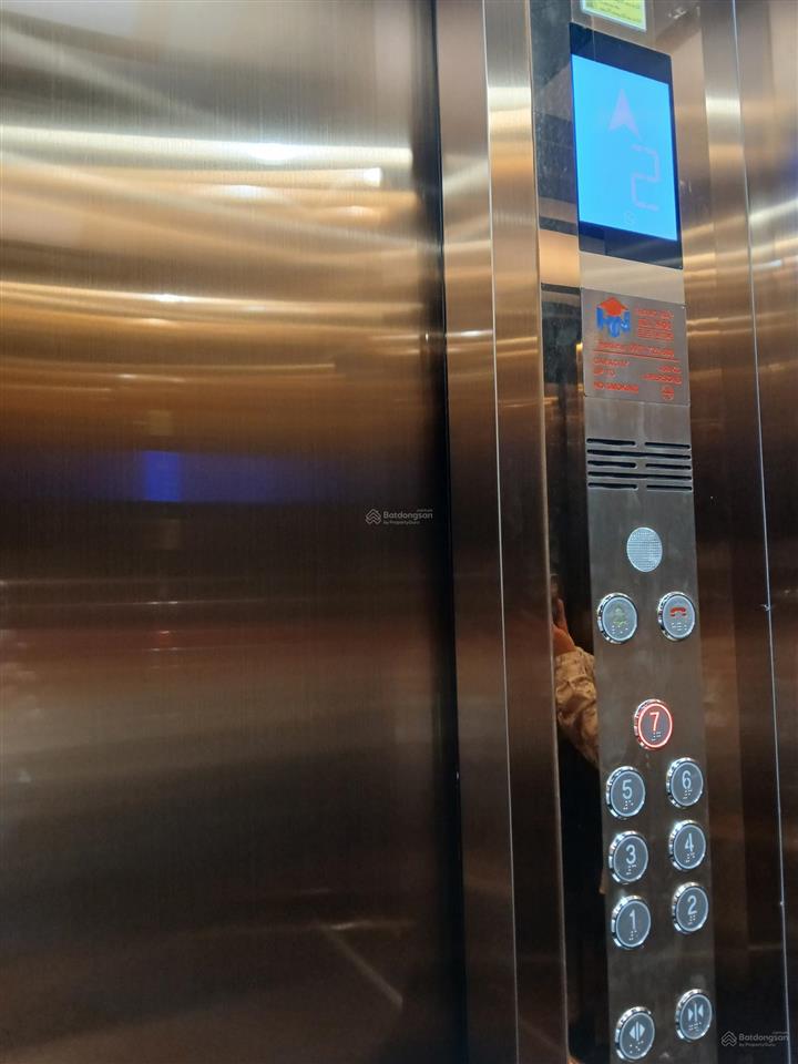 Cc bán nhà đầu phố cát linh, p cát linh dt 37m2, mặt tiền 4,2 m xây 7 tầng mới tinh giá bán 14 tỷ