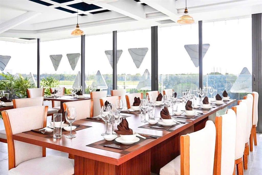 Nhà hàng 5 sao 280m2 mặt phố vip nhất long biên  6 tầng  thang máy  lô góc  4 ô tô tránh