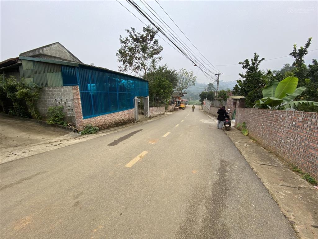 Tôi bán lô góc 415m trục chính xã, mt 16m, ngay ngã 3, kinh doanh tốt, có sẵn nhà ở ngay