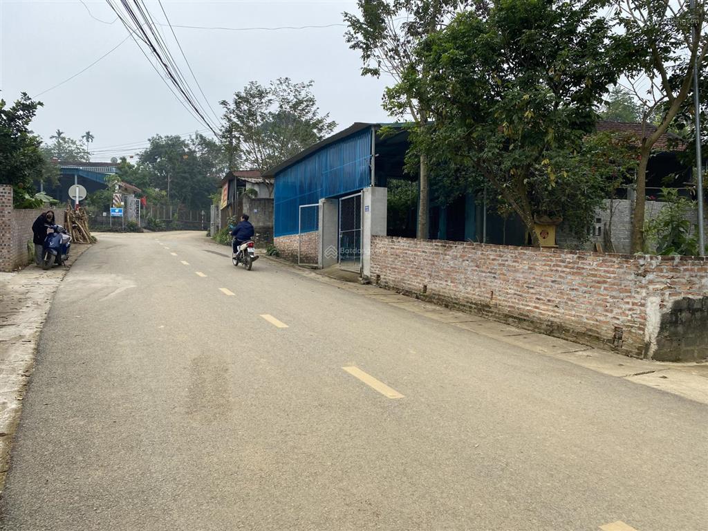 Tôi bán lô góc 415m trục chính xã, mt 16m, ngay ngã 3, kinh doanh tốt, có sẵn nhà ở ngay