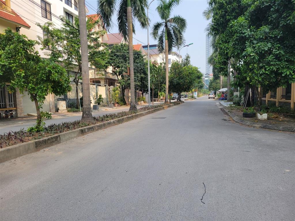 Chính chủ bán biệt thự lô góc khu simco sông đà mặt đường đôi dt 185m2, mt 28m có tầng hầm
