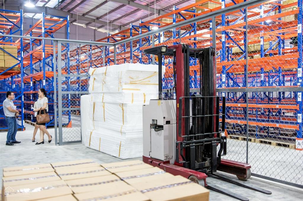 Kho hàng dt tổng 1500m2 ở trung tâm hcm, có kho mát, kho thường có kệ để hàng sỉ lẻ mỹ phẩm tmđt