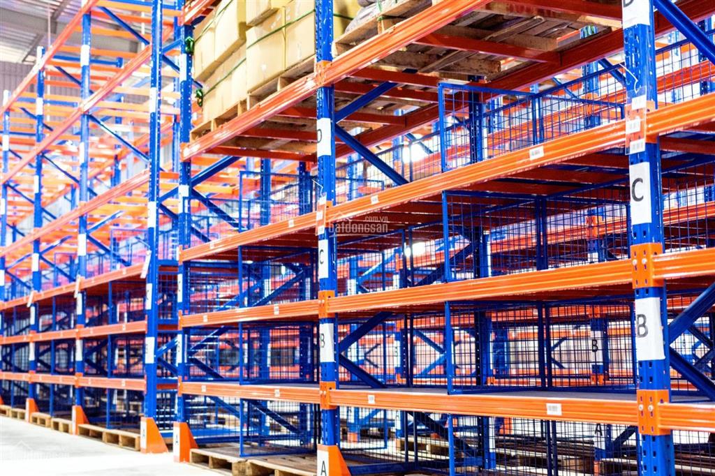 Kho hàng dt tổng 1500m2 ở trung tâm hcm, có kho mát, kho thường có kệ để hàng sỉ lẻ mỹ phẩm tmđt