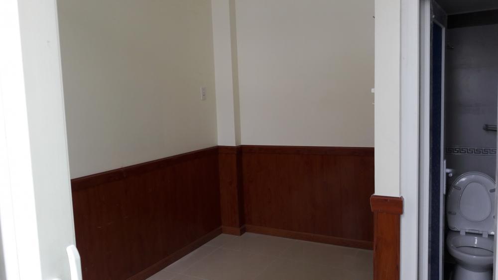 Còn 1 phòng trống có ban công riêng vào ở ngay giảm giá còn 2,4 tr/th