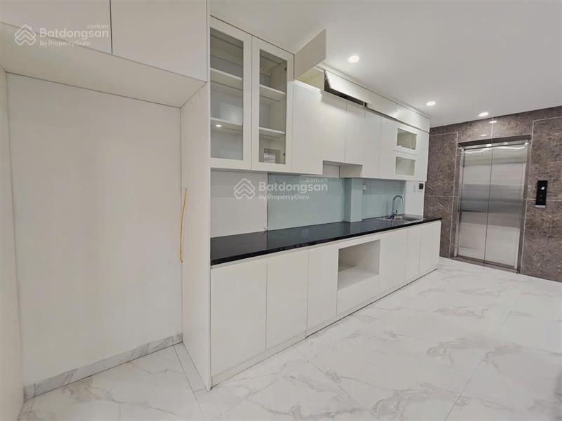 Nhà mới  thang máy  ngõ nông  ở sướng 40m2 giá 8.68 tỷ