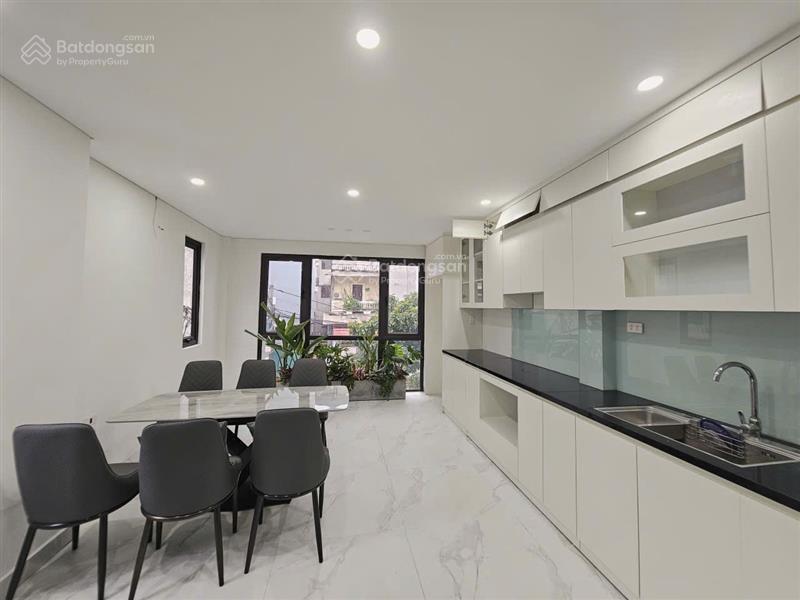 Nhà mới  thang máy  ngõ nông  ở sướng 40m2 giá 8.68 tỷ