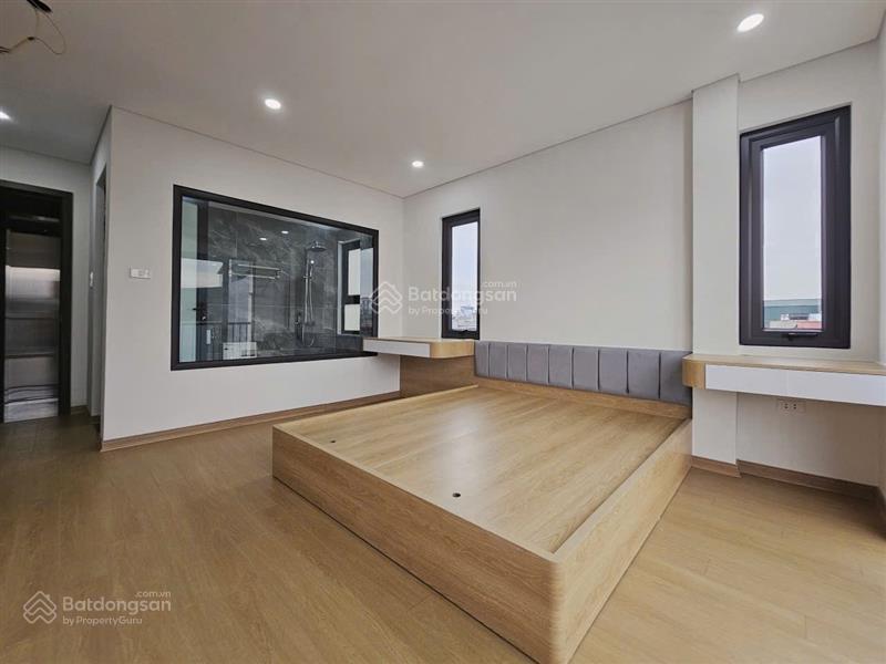 Nhà mới  thang máy  ngõ nông  ở sướng 40m2 giá 8.68 tỷ