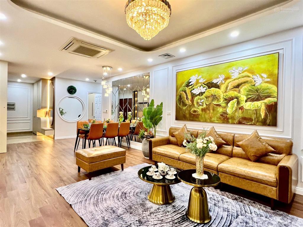 Cần bán gấp căn hộ 2pn 70m2 vuông căn góc 2 ban công rất thoáng tại the garden hills, giá 5,4 tỷ