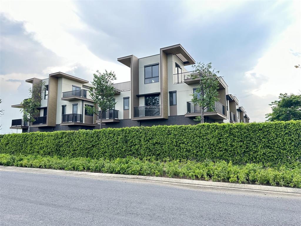 Bán nhà phố 2 mặt tiền khu đô thị izumi city. diện tích 6x18.5m (111m2)  sổ hồng sẵn