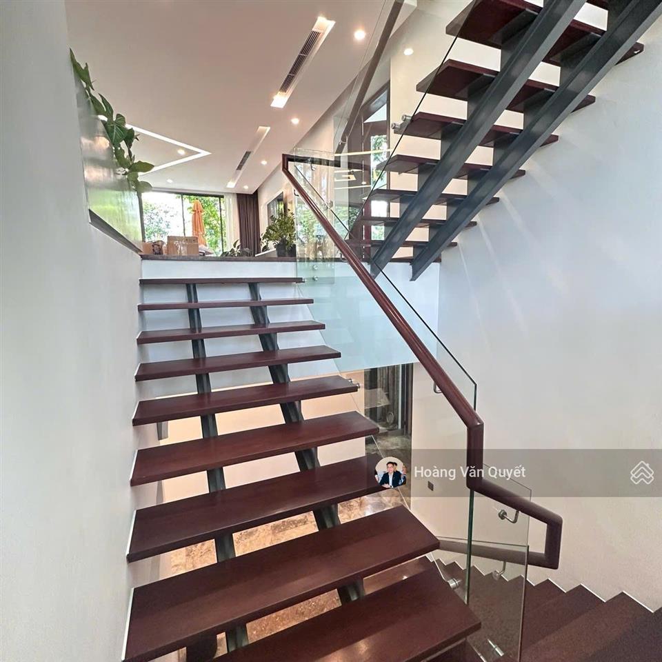 Bán biệt thự mặt hồ 360m2 flamingo đại lải sổ lâu dài 4pn bể bơi lớn. giá 23,5 tỷ.  0962 202 ***