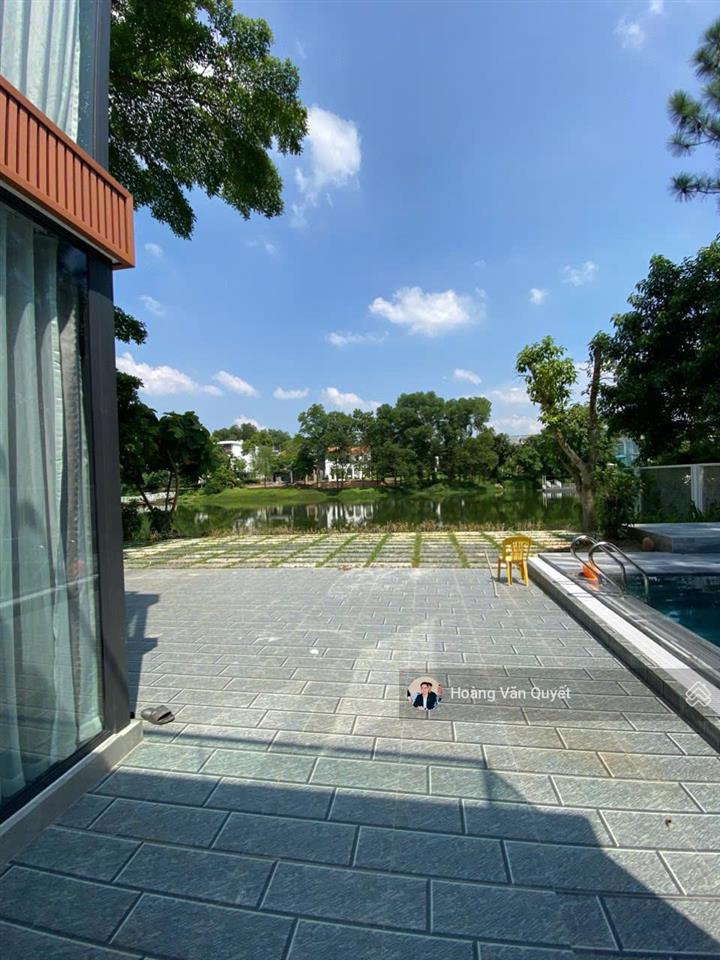 Bán biệt thự flamingo đại lải resort 305m2 mặt hồ 6 ngủ, nội thất mới. ví trị trung tâm sổ lâu dài.