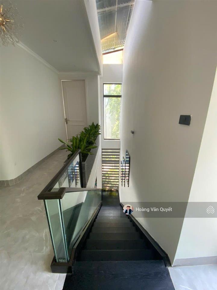 Bán biệt thự flamingo đại lải resort 305m2 mặt hồ 6 ngủ, nội thất mới. ví trị trung tâm sổ lâu dài.