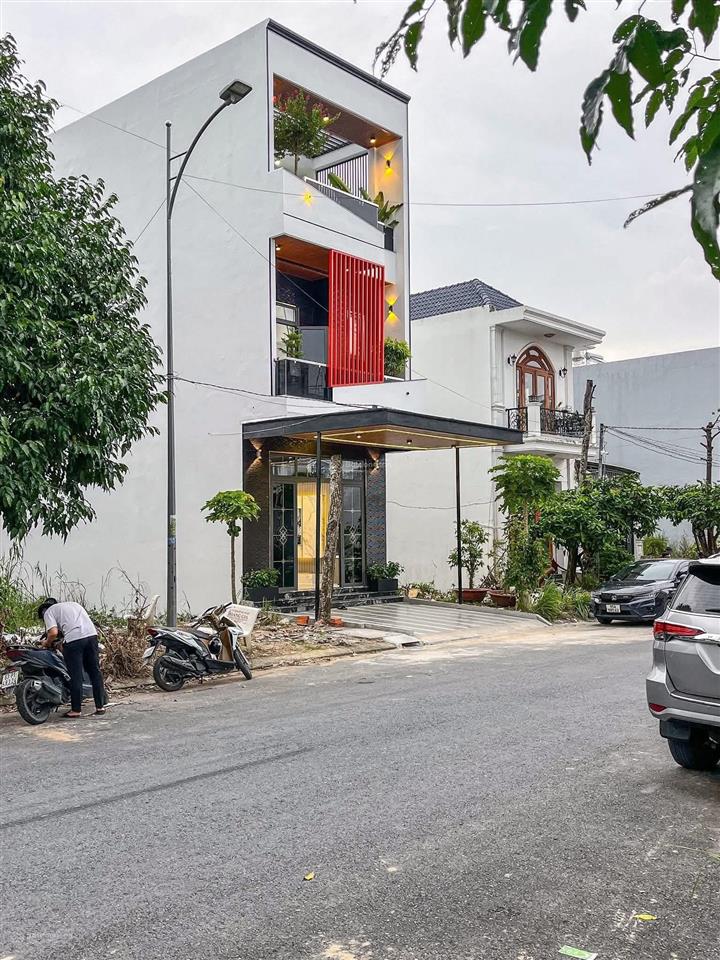 Nhà 3 tầng, 70m2, 4pn đường trước nhà 6m trãi nhựa thông thoáng giá chưa tới 5 đồng