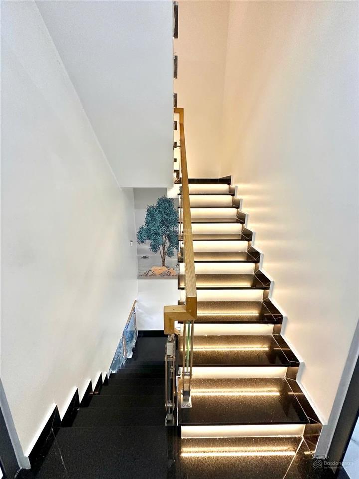 Nhà đẹp 4 tầng  đối diện công viên ngay dương đình hội, phước long b chưa tới 7 tỷ