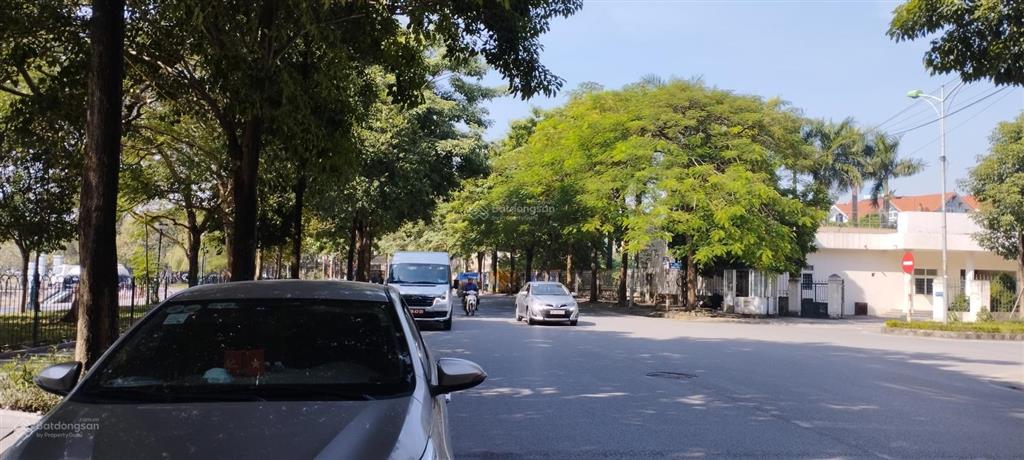 Bán biệt thự tp giao lưu, đối diện hồ, 2 mặt tiền