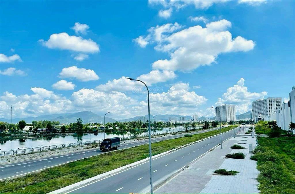 Bán nhà đường vành đai 2, đối diện sungroup ngang 8m, chỉ 29 tỷ, giá thuê full 10 phòng 90 tr/tháng