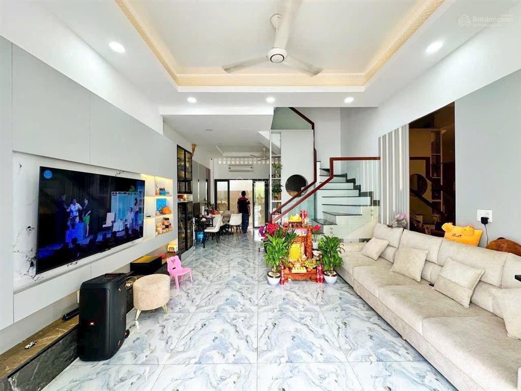 Nhà đẹp 3 tầng/ tặng full ntccsân rộng 4 pn hxh sát bên huỳnh tấn phát nam long trần trọng cung