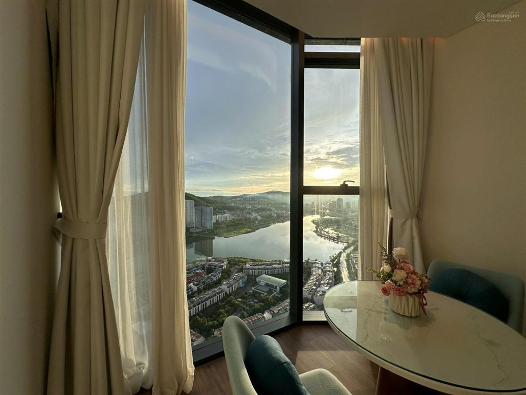 Chính chủ bán căn hộ 1pn 45m2 view biển tòa alacarte hạ long bay. trước mặt là bãi tắm marina hùng
