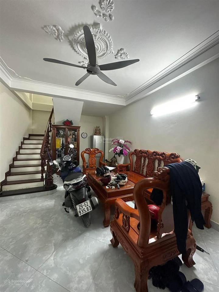 Nhà đẹp quận cầu giấy, 3 gác đỗ cửa, gần ô tô, dân xây, thoáng sáng, an ninh tốt 37.9m2*5t