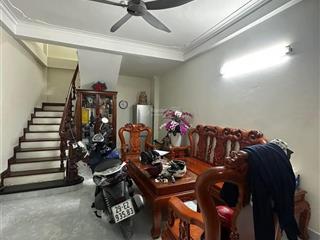 Nhà đẹp quận cầu giấy, 3 gác đỗ cửa, gần ô tô, dân xây, thoáng sáng, an ninh tốt 37.9m2*5t