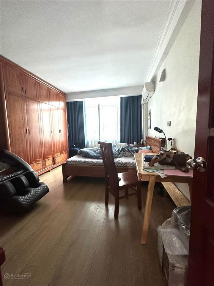 Nhà đẹp quận cầu giấy, 3 gác đỗ cửa, gần ô tô, dân xây, thoáng sáng, an ninh tốt 37.9m2*5t