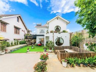 Bán villa sân vườn  thiết kế đẹp ngay phố  đường trước nhà 8m  378m2