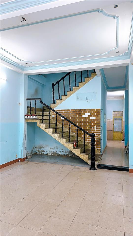 Bán nhà 3 tầng đường cao xuân huy gần ngã tư tố hữu. dt 74m ngang 4.5m  3pn 3wc.
hướng đông