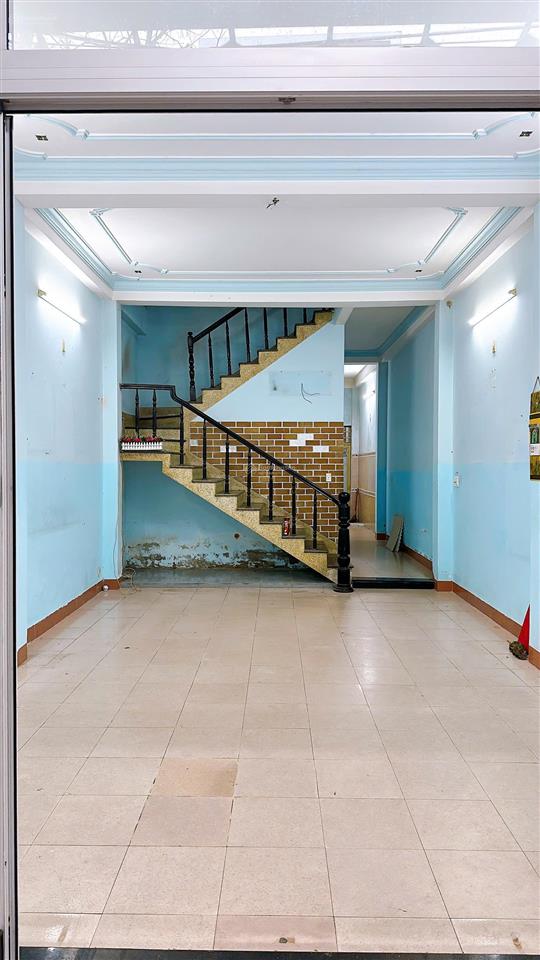 Bán nhà 3 tầng đường cao xuân huy gần ngã tư tố hữu. dt 74m ngang 4.5m  3pn 3wc.
hướng đông