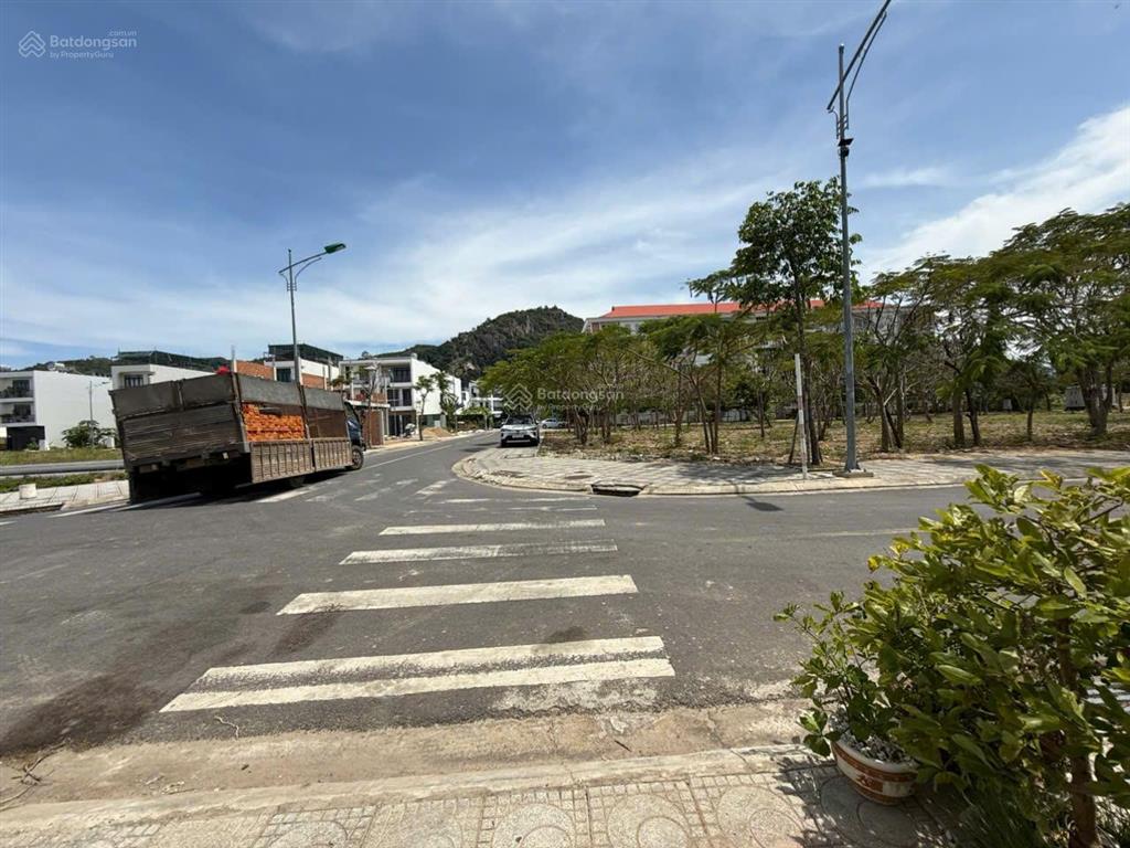 Bán lô đất đẹp đường a4 đối diện công viên cây xanh kđt nam vĩnh hải 100m2, tiện ích đầy đủ, 4ty350